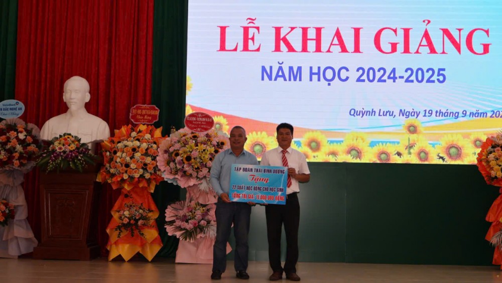 đại diện Tập đoàn Thái Bình Dương trao học bổng cho các em học sinh
